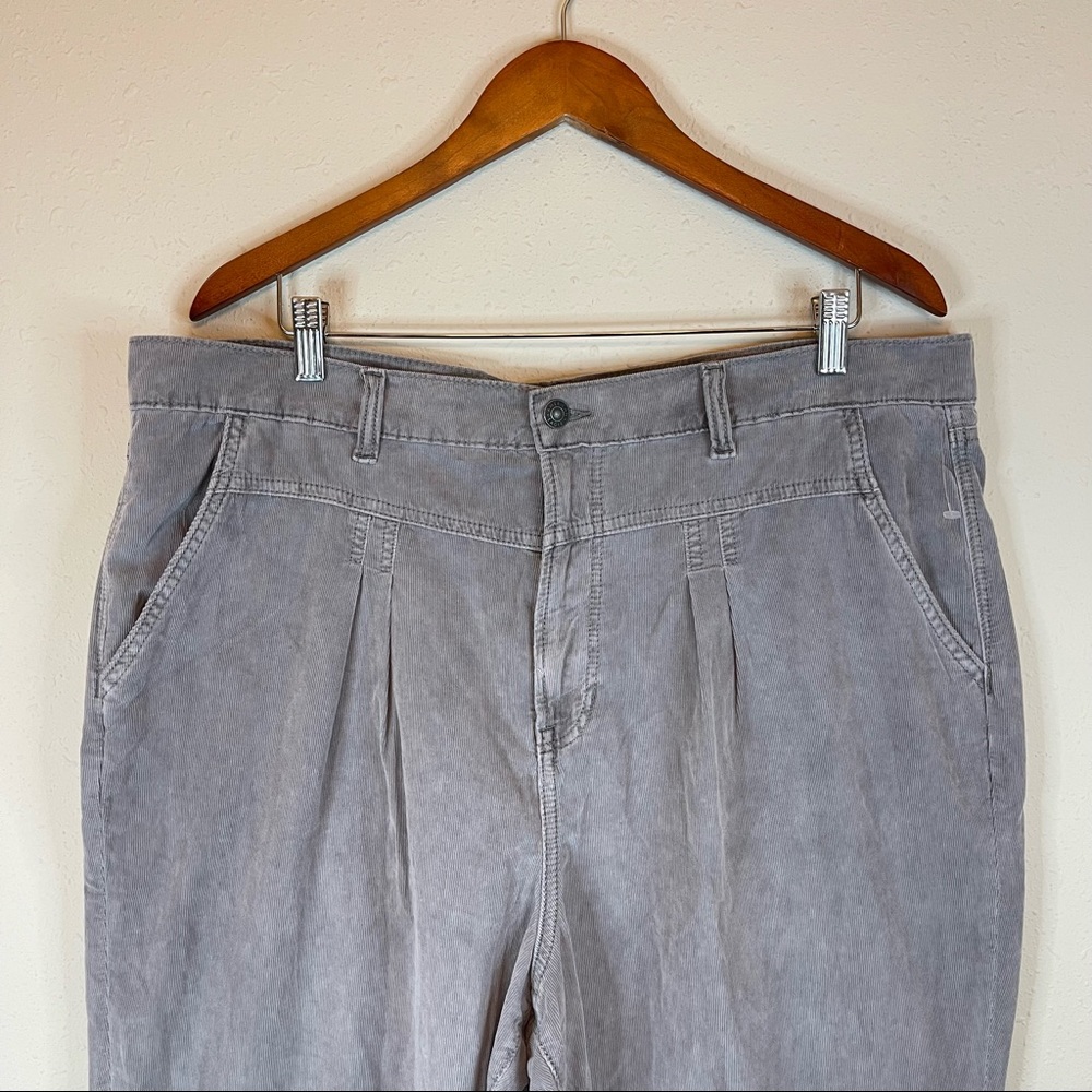 American Eagle Women’s Plus Size Corduroy Grey Mom Pants Sz 20 NWT - Picture 5 of 10